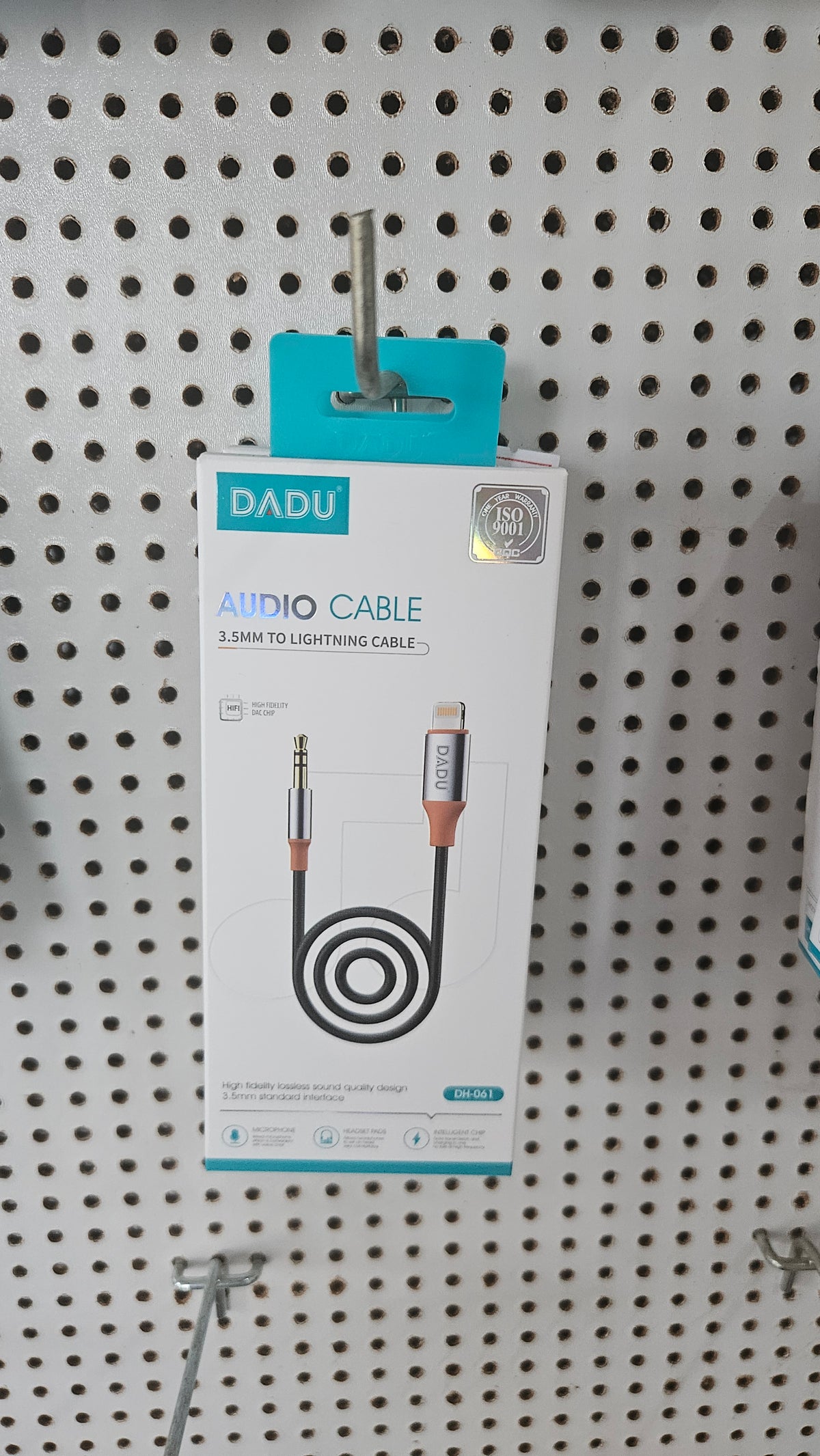3.5MM TO LIGHTNING AUDIO CABLE